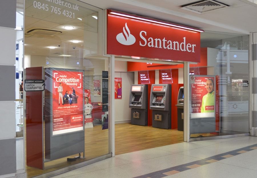 Santander store front-min.e796de60